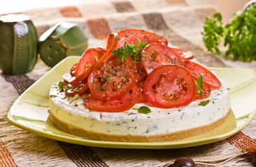 tortas salgadas servidas e pedaços legumes