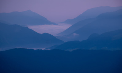 Fototapeta na wymiar blaue stunde berge