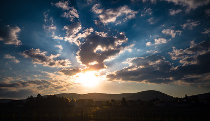couché de soleil nuageux. 