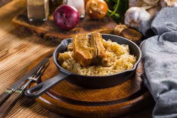Traditional spare ribs baked in sauerkraut.