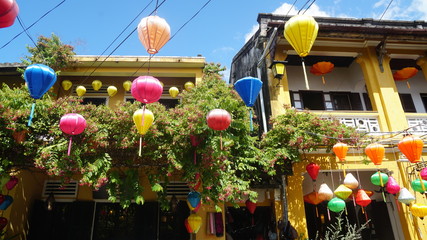 bunte Lampions in einer Straße von Hoi An, Vietnam 