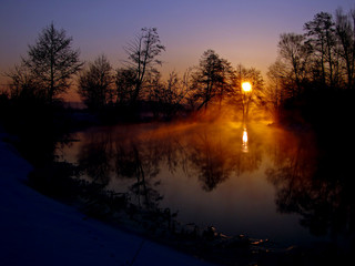 zimowy wschód słońca nad rzeką