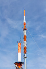 Antennentechnik auf dem Feldberg im Taunus vor blauem Himmel