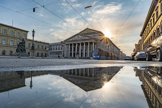 Die leere Tram an der Staatsoper in M&uuml;nchen