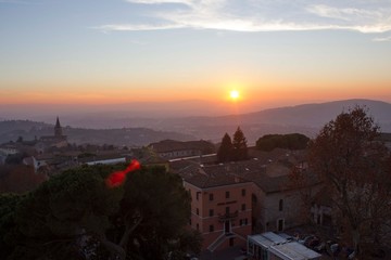 Fototapeta na wymiar Sunset through umbrian hills from Perugia city