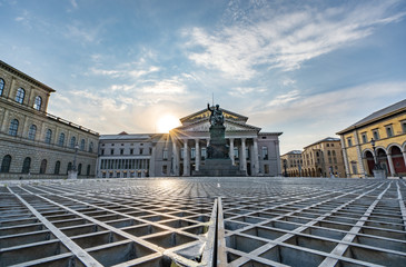 Fototapeta premium Die Staatsoper in München bei Sonnenaufgang