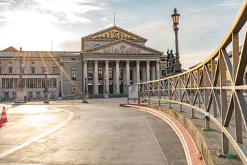 Fototapeta premium Vor der Staatsoper in München