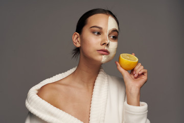 Obraz na płótnie Canvas young woman drinking orange juice