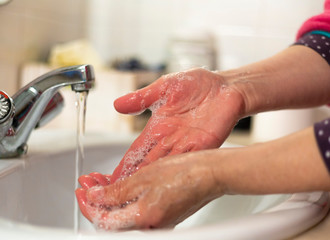 cómo lavarse las manos en cuarentena de la pandemia de covid-19 coronavirus 