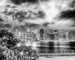Fototapeta premium Downtown Manhattan at night. View from Brooklyn Bridge Park, Brooklyn