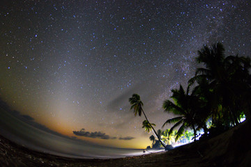 Światło zodiakalne na ciemnym niebie - Republika Dominikany