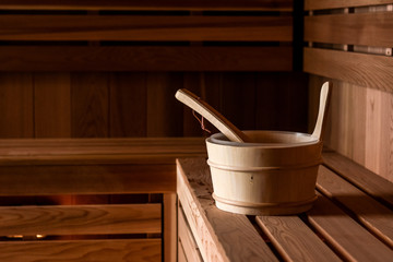 Seau à eau en bois dans un sauna