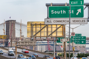 Naklejka premium NEW YORK CITY - OCTOBER 2015: City traffic on the road to Brooklyn Bridge