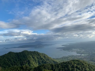 Naklejka premium clouds over the mountains