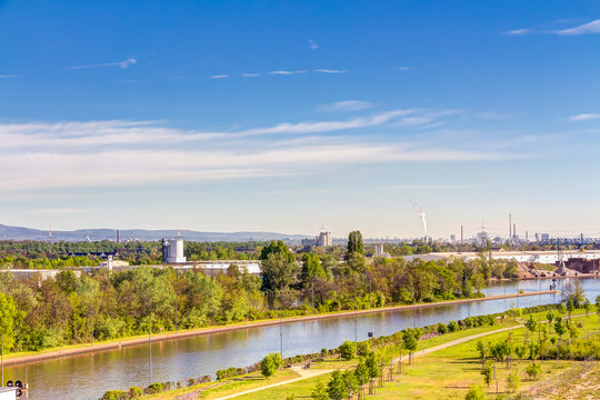 Das Rhein-Main-Gebiet bei Eddersheim und Raunheim zwischen Frankfurt und Wiesbaden im Main-Taunus-Kreis, Hessen