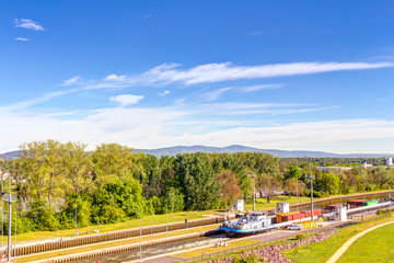 Eddersheimer Schleuse – Staustufe in Eddersheim: Blick über das Rhein-Main-Gebiet Richtung Taunus