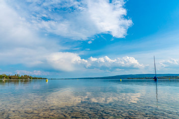 Ferien Frühling am schönen Bodensee mit blauen Himmel und Sonnenschein 