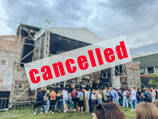 A warning sign that a concert or other event has been canceled.