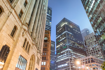 Obraz premium Downtown city streets at night in summer season, San Francisco, CA.