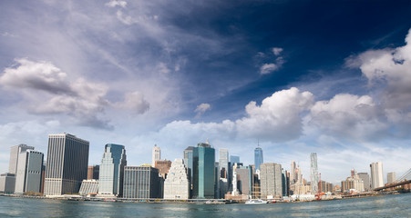 Obraz premium Panoramic view of Downtown Manhattan buildings and skyscapers. View from Brooklyn Bridge Park, New York City, USA