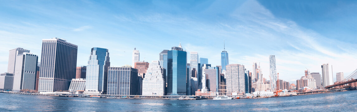 Panoramic view of Downtown Manhattan buildings and skyscapers. View from Brooklyn Bridge Park, New York City, USA