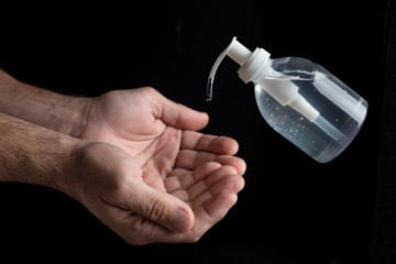 manos y elementos de higiene para el covid-19 alcohol en gel, barbijos, y manso limpiandose 