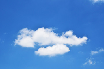 Fototapeta na wymiar 夏の青空と白い雲