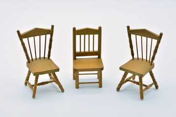 Tres sillas de madera vacías, aislada sobre fondo blanco