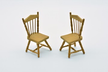 Dos sillas de madera enfrentadas , con fondo blanco