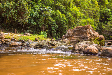 Contamana, Ucayali, Perú, río de cascada en aguas termales, aguas calientes, agua medicinales