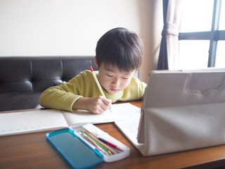 オンライン授業を受ける小学生