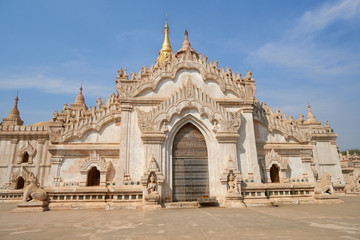 Obraz premium The Ananda pagoda is one of best known and most beautiful temples in Bagan, Myanmar, Burma. 