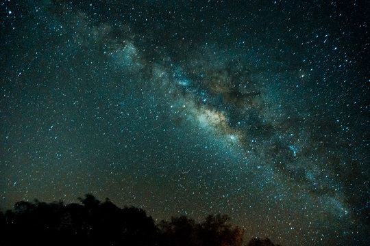 night sky with stars and milky way © CapturandoKilometros