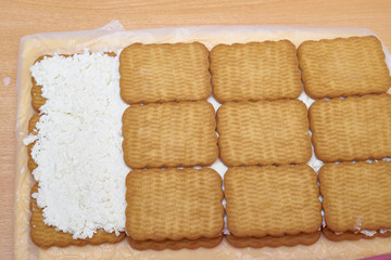 Put the cottage cheese and spread the cookies. Cooking cake 