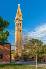 Schiefer Kirchturm in Burano, Venedig