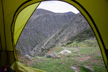 Vista desde el interior de una tienda de campaña abierta en una zona de alta montaña
