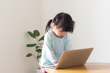 子供　動画鑑賞