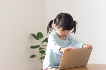子供　動画鑑賞
