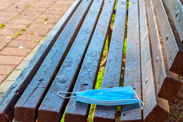 Plakat medical mask on a bench on the street