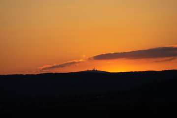 Warmer Sonnenuntergang hinter dem Brocken, Harz