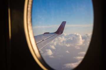 Fototapeta na wymiar Vista desde el ala de un avión comercial desde una ventana de pasajeros