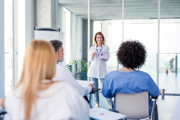 Obraz premium Group of doctors on conference, medical team sitting and listening to presentation.