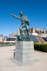 Obraz premium Statue of the corsair Surcouf in Saint Malo, France