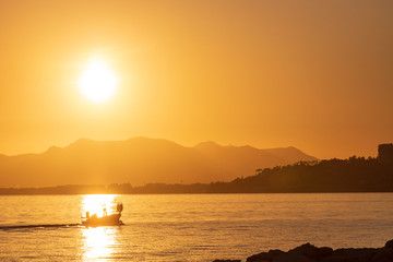  Antibes, Juan Les Pins, bateau de pêcheur et le massif de l'Estérel en arrière-plan