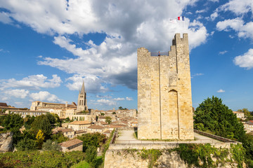 Fototapeta na wymiar Saint-Émilion, classé Patrimoine Mondial de l'UNESCO, la Tour du Roy, donjon-citadelle du XIIIe siècle et seul vestige du château de Saint-Émilion, l'église monolithe du XIe siècle en fond 