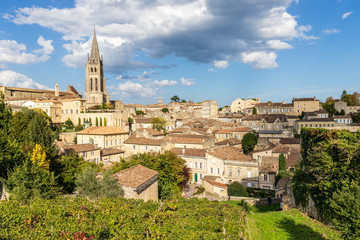 Saint-Émilion, classé Patrimoine Mondial de l'UNESCO, la cité médiévale, l'église collégiale...