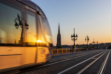 Bordeaux, le Pont de Pierre au-dessus de la Garonne, au fond la flèche et la Basilique Saint-Michel de Bordeaux , zone classée au Patrimoine Mondial de l'UNESCO