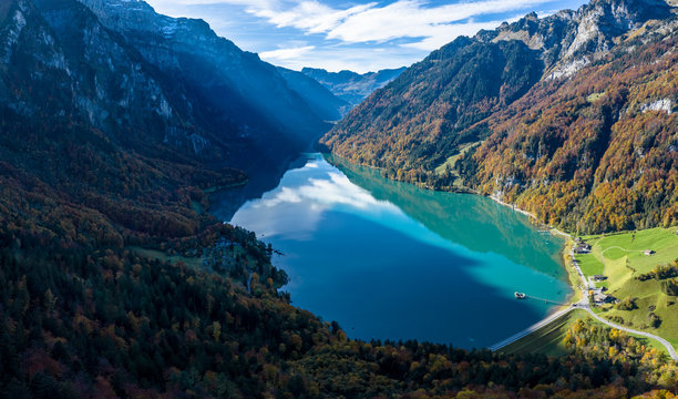 Kl&ouml;ntalersee in der Schweiz. Herbstliche Landschafts aufnahme.