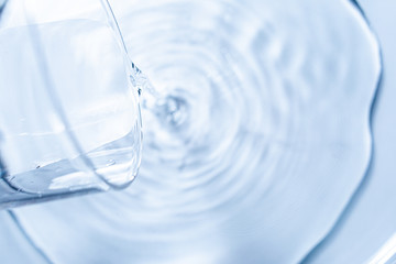 水とグラス。健康や医療、環境やライフスタイルなどのイメージ。