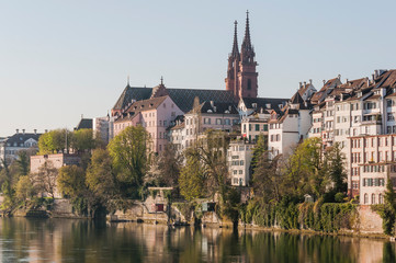 Fototapeta premium Basel, Münster, Kirche, Pfalz, Rhein, Rheinufer, Stadt, Altstadt, Altstadthäuser, Grossbasel, Kleinbasel, Frühling, Rheinschifffahrt, Fähre, Morgenstimmung, Schweiz